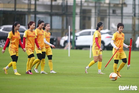 Trung vệ Chương Thị Kiều tiết lộ bất ngờ về đối thủ ưa thích nhất ở World Cup nữ - Ảnh 2. Các cầu thủ tuyển nữ Việt Nam trong buổi tập chiều 11-8 - Ảnh: HOÀNG TÙNG