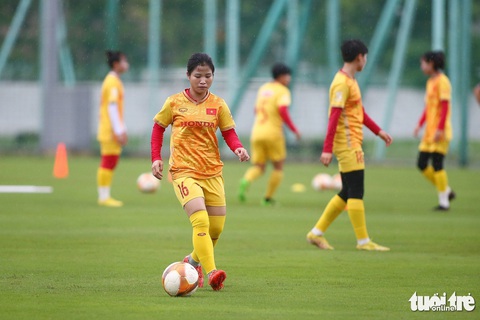 Trung vệ Chương Thị Kiều tiết lộ bất ngờ về đối thủ ưa thích nhất ở World Cup nữ - Ảnh 5. Tiền vệ Dương Thị Vân khởi động. Cô là một trong những cầu thủ chơi hay nhất của tuyển nữ Việt Nam ở World Cup nữ 2023 - Ảnh: HOÀNG TÙNG