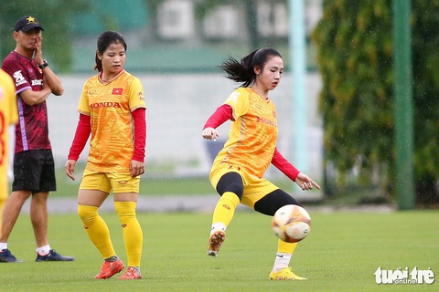 Trung vệ Chương Thị Kiều tiết lộ bất ngờ về đối thủ ưa thích nhất ở World Cup nữ - Ảnh 4. Một trong những gương mặt đáng chú ý là tiền vệ Trần Thị Duyên, người đã rất lâu mới được triệu tập trở lại. Từng là một tài năng triển vọng, nhưng cầu thủ của Hà Nam đánh rơi phong độ do chấn thương nặng - Ảnh: HOÀNG TÙNG