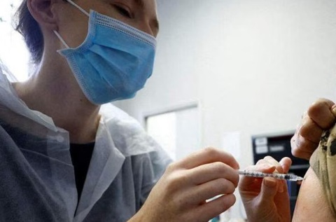 WHO kêu gọi tăng cường tiêm vắc xin trong bối cảnh biến thể phụ mới xuất hiện và lây lan nhanh - Ảnh: REUTERS WHO kêu gọi tăng cường tiêm vắc xin trong bối cảnh biến thể phụ mới xuất hiện và lây lan nhanh - Ảnh: REUTERS