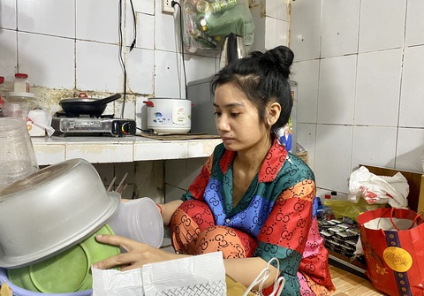 Chị Thùy Linh ăn uống dè sẻn, tằn tiện từng đồng để gửi tiền về quê nuôi con - Ảnh: DIỆU QUÍ Chị Thùy Linh ăn uống dè sẻn, tằn tiện từng đồng để gửi tiền về quê nuôi con - Ảnh: DIỆU QUÍ