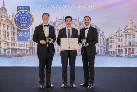 Vinamilk giành giải vàng quốc tế cho sữa tươi và sữa hạt từ Monde Selection 2023 - Ảnh 1. Ông Nguyễn Quốc Khánh, giám đốc điều hành Nghiên cứu và phát triển đại diện Vinamilk, nhận 2 giải vàng về chất lượng sữa từ tổ chức Monde Selection- Ảnh: VINAMILK