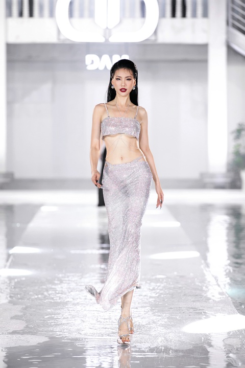 Sàn diễn của Call out my name được thiết kế độc đáo với đường runway dài hơn 30 mét ngập dưới mặt nước giữa bể bơi ngoài trời khổng lồ mang đến thách thức thú vị cho các người mẫu khi sải từng bước catwalk. Sàn diễn của Call out my name được thiết kế độc đáo với đường runway dài hơn 30 mét ngập dưới mặt nước giữa bể bơi ngoài trời khổng lồ, mang đến thách thức thú vị cho các người mẫu khi sải từng bước catwalk.