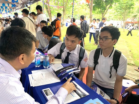 Bắt đầu xử lý nguyện vọng, lọc ảo xét tuyển đại học - Ảnh 1. Thí sinh tìm hiểu thông tin đăng ký xét tuyển đại học tại Ngày hội lựa chọn nguyện vọng xét tuyển 2023 do báo Tuổi Trẻ tổ chức - Ảnh: TRẦN HUỲNH