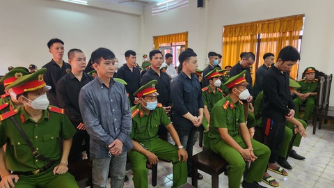 Vụ án hình sự mua bán, vận chuyển, tàng trữ, chế tạo súng: Toà nghị án một tuần - Ảnh 1. Các bị cáo liên quan đến vụ án hình sự mua bán, vận chuyển, tàng trữ và chế tạo súng ở phiên tòa - Ảnh: V.VŨ