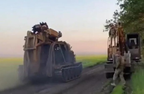 Phương tiện chiến đấu hiếm xuất hiện ở miền nam Ukraine trong thế trận mới - Ảnh 1. Một chiếc BTM-3 của quân đội Ukraine ở Zaporizhzhia Oblast - Ảnh: VIA SOCIAL MEDIA