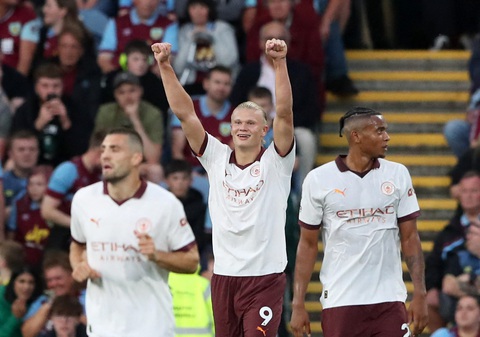 Halaand lập cú đúp, Man City hạ Burnley trong trận ra quân Premier League 2023-2024 - Ảnh 1. Niềm vui của Haaland sau khi ghi bàn vào lưới Burnley - Ảnh: REUTERS
