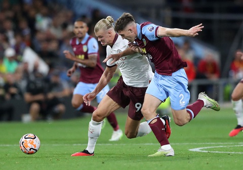 Halaand lập cú đúp, Man City hạ Burnley trong trận ra quân Premier League 2023-2024 - Ảnh 3. Man City tỏ ra quá mạnh so với Burnley - Ảnh: REUTERS