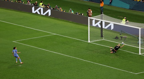 Chủ nhà Úc quật ngã Pháp ở tứ kết World Cup nữ - Ảnh 3. Thủ thành Arnold của Úc tỏa sáng trong loạt sút luân lưu - Ảnh: REUTERS
