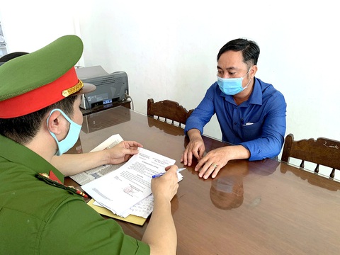 Nguyễn Văn Quý (cựu chủ tịch UBND phường Hương Thọ) lúc bị khởi tố, bắt tạm giam vì nhận chung chi 50.000 đồng/mộ giả - Ảnh: HỒNG NHUNG Nguyễn Văn Quý (cựu chủ tịch UBND phường Hương Thọ) lúc bị khởi tố, bắt tạm giam vì nhận chung chi 50.000 đồng/mộ giả - Ảnh: HỒNG NHUNG