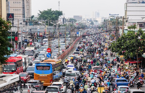 Quốc lộ 13 (đoạn từ cầu Bình Triệu đến ngã tư Bình Phước, TP.HCM) thường xuyên xảy ra ùn ứ giao thông - Ảnh: CHÂU TUẤN Quốc lộ 13 (đoạn từ cầu Bình Triệu đến ngã tư Bình Phước, TP.HCM) thường xuyên xảy ra ùn ứ giao thông - Ảnh: CHÂU TUẤN