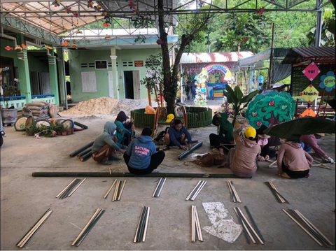 Cô giáo mầm non vào rừng đốn tre nứa trang trí lễ khai giảng - Ảnh 6. Lồ ô được chẻ thành thanh nhỏ phục vụ trang trí lễ khai giảng - Ảnh: Q.H.