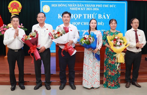 HĐND TP Thủ Đức lập Ban Đô thị theo nghị quyết 98 - Ảnh 1. Phó chủ tịch HĐND TP.HCM Nguyễn Văn Dũng (bìa trái) cùng Chủ tịch HĐND TP Thủ Đức Nguyễn Phước Hưng (bìa phải) tặng hoa chúc mừng các trưởng, phó ban của các ban HĐND TP Thủ Đức - Ảnh: THANH THÙY