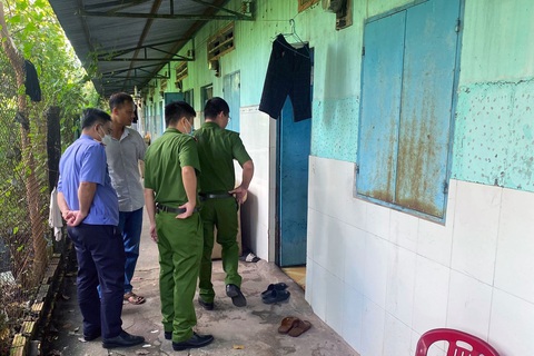 Một công nhân gục chết trên vũng máu ở phòng trọ - Ảnh 1. Hiện trường nam công nhân gục chết trong phòng trọ - Ảnh: AN BÌNH