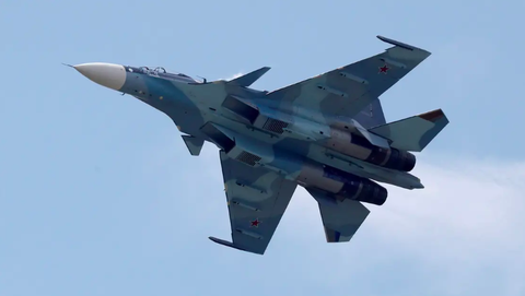 Tiêm kích Su-30 của Nga rơi, 2 phi công tử nạn - Ảnh 1. Một chiếc tiêm kích Sukhoi Su-30SM biểu diễn tại triển lãm hàng không MAKS 2017 ở Zhukovsky, ngoại ô Matxcơva, Nga vào tháng 7-2017 - Ảnh: REUTERS