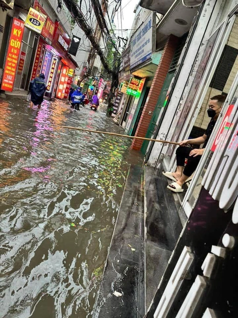 Ảnh vui 12-8: Khi Binz nhờ bạn thân Hoàng Touliver làm phó nháy - Ảnh 2. Sông có khúc, người có lúc... câu cá.