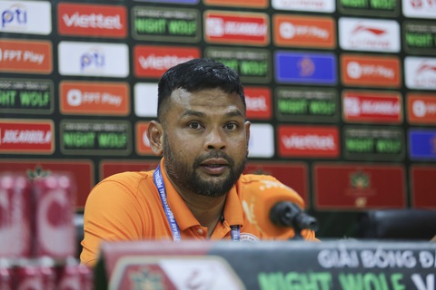 Trợ lý HLV CAHN: 'V-League chưa kết thúc, chúng tôi vẫn phải tập trung' - Ảnh 1. Trợ lý HLV đội Công An Hà Nội Azmin Aziz - Ảnh: ĐỨC KHUÊ
