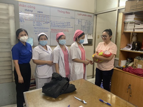 Công an TP.HCM bắt người phụ nữ lên mạng mua bán trẻ em sơ sinh - Ảnh 2. Cháu bé được bàn giao cho Trung tâm bảo trợ xã hội thành phố để chăm sóc nuôi dưỡng - Ảnh: Công an cung cấp