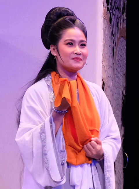 Tú Quyên với nhân vật Lý Chiêu Hoàng trong Độc thoại đêm - Ảnh: LINH ĐOAN Tú Quyên với nhân vật Lý Chiêu Hoàng trong Độc thoại đêm - Ảnh: LINH ĐOAN