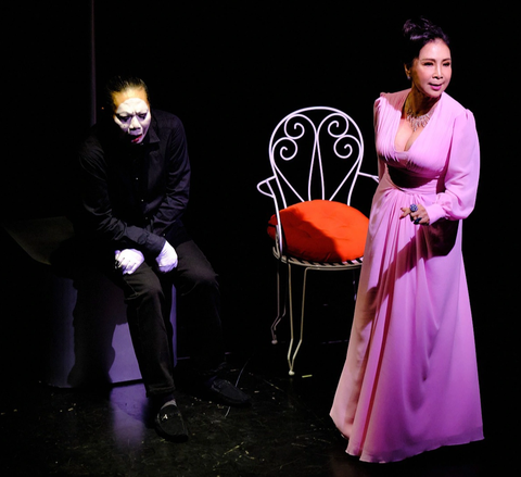 NSND Kim Xuân và đạo diễn Đoàn Khoa trong vở Mình nói chuyện mình - Ảnh: Blue Productions NSND Kim Xuân và đạo diễn Đoàn Khoa trong vở Mình nói chuyện mình - Ảnh: Blue Productions