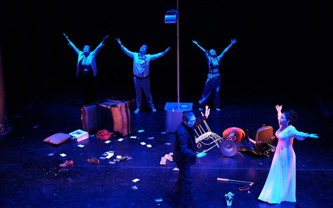 Cảnh trong vở Mình nói chuyện Mình - Ảnh: Blue Productions Cảnh trong vở Mình nói chuyện Mình - Ảnh: Blue Productions