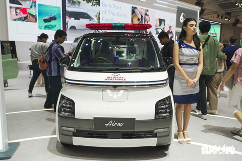Wuling biến ô tô điện mini thành 'xe cứu thương': Ghế ngả thành giường, cốp sau thành tủ đồ y tế - Ảnh 1. Wuling biến ô tô điện mini thành 'xe cứu thương': Ghế ngả thành giường, cốp sau thành tủ đồ y tế - Ảnh 1.