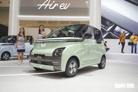 Wuling biến ô tô điện mini thành 'xe cứu thương': Ghế ngả thành giường, cốp sau thành tủ đồ y tế - Ảnh 3. Wuling Air EV vốn thuộc phân khúc ô tô điện mini. Điều đó khiến nhiều người không thể hình dung ra cảnh chiếc xe sẽ chở và cấp cứu người bệnh như thế nào trong một không gian nhỏ hẹp như vậy - Ảnh: CẤN HƯNG