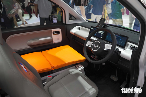 Wuling biến ô tô điện mini thành 'xe cứu thương': Ghế ngả thành giường, cốp sau thành tủ đồ y tế - Ảnh 6. Một trong những thắc mắc lớn nhất của cộng đồng mạng là bệnh nhân chỉ được ngồi khi khó có thể nằm trong một chiếc xe tí hon. Tuy nhiên, ghế phụ của Wuling Air EV nay đã được ngả ra, kết hợp với ghế sau tạo thành một chiếc giường bệnh - Ảnh: CẤN HƯNG