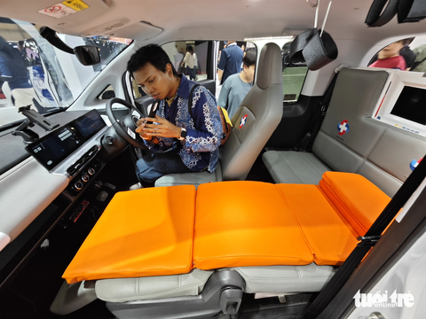 Wuling biến ô tô điện mini thành 'xe cứu thương': Ghế ngả thành giường, cốp sau thành tủ đồ y tế - Ảnh 8. Xe có màn hình theo dõi người bệnh. Màn hình này không quá lớn, nhưng đủ dùng cho đến khi người bệnh đến được bệnh viện - Ảnh: CẤN HƯNG