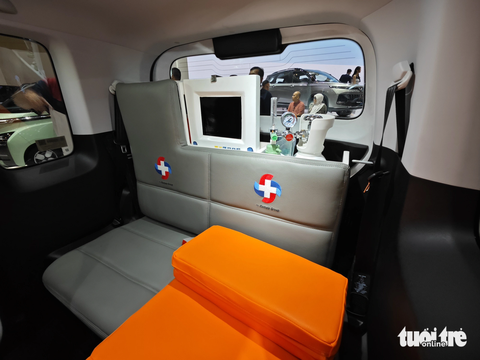 Wuling biến ô tô điện mini thành 'xe cứu thương': Ghế ngả thành giường, cốp sau thành tủ đồ y tế - Ảnh 9. Ngoài ra, xe cũng được thiết lập vài trang bị cơ bản cho một chiếc xe cứu thương, như bình thở oxy, ở cốp sau. Do không gian nhỏ, lượng trang bị này sẽ không thể so với xe cứu thương bình thường, nhưng vẫn hữu ích trong những trường hợp cần cấp cứu tại chỗ tạm thời ở những vùng mà không gian di chuyển nhỏ hẹp - Ảnh: CẤN HƯNG