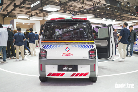 Wuling biến ô tô điện mini thành 'xe cứu thương': Ghế ngả thành giường, cốp sau thành tủ đồ y tế - Ảnh 10. Wuling dường như không có tham vọng biến chiếc ô tô điện mini thành xe cứu thương chuyên nghiệp. Vì vậy, những chiếc xe này chỉ được gọi là xe hỗ trợ y tế. Với cách gọi này, có thể thấy xe sẽ phục vụ những người không bị tổn thương quá lớn. Đây được xem là cách phân phối vật tư hiệu quả, bởi nhờ đó những xe cứu thương chuyên nghiệp có thể tập trung vào người bệnh trong tình trạng nguy kịch - Ảnh: CẤN HƯNG
