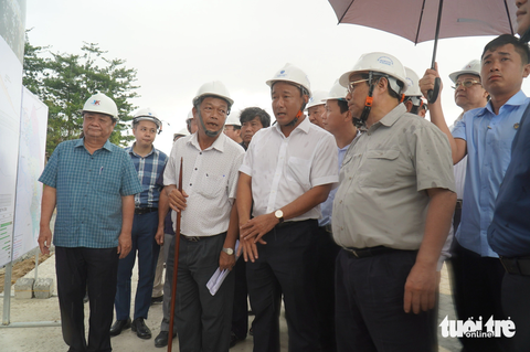 Thủ tướng kiểm tra công trình xử lý cấp bách chống sạt lở tại Đồng Tháp - Ảnh 1. Thủ tướng Phạm Minh Chính nghe Phó chủ tịch UBND tỉnh Đồng Tháp Nguyễn Phước Thiện (thứ 3 từ trái) báo cáo tiến độ dự án 'Xử lý cấp bách sạt lở sông Tiền khu vực xã Tân Mỹ, Mỹ An Hưng B, huyện Lấp Vò' - Ảnh: MẬU TRƯỜNG