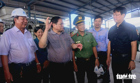 Thủ tướng kiểm tra công trình xử lý cấp bách chống sạt lở tại Đồng Tháp - Ảnh 2. Thủ tướng Phạm Minh Chính đã thống nhất với lãnh đạo tỉnh Đồng Tháp về việc đầu tư dự án kè Hổ Cứ bổ sung - Ảnh: ĐẶNG TUYẾT