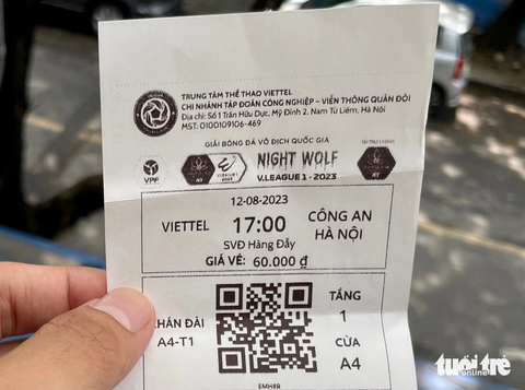 CĐV đổ xô mua vé xem đại chiến Viettel - CAHN, vé chợ đen bị đẩy lên cao - Ảnh 3. Một tấm vé khán đài A4-T1 do CĐV mua từ cánh "phe" vé với giá 100.000 đồng, đắt hơn 40.000 đồng so với mức giá in trên vé - Ảnh: ĐỨC KHUÊ