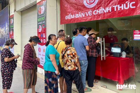 CĐV đổ xô mua vé xem đại chiến Viettel - CAHN, vé chợ đen bị đẩy lên cao - Ảnh 1. Người dân đến sân Hàng Đẫy từ sớm để mua vé trận Viettel - Công An Hà Nội - Ảnh: ĐỨC KHUÊ