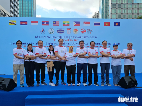 Chủ tịch UBND TP.HCM Phan Văn Mãi bắt tay cùng tổng lãnh sự các nước thành viên ASEAN tại TP.HCM trong chương trình ASEAN Fun Walk sáng 12-8 - Ảnh: NGỌC ĐỨC Chủ tịch UBND TP.HCM Phan Văn Mãi bắt tay tổng lãnh sự các nước thành viên ASEAN tại chương trình ASEAN Fun Walk sáng 12-8 - Ảnh: NGỌC ĐỨC