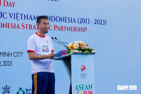 Tổng lãnh sự Indonesia tại TP.HCM Agustaviano Sofjan phát biểu khai mạc chương trình ASEAN Fun Walk sáng 12-8 - Ảnh: NGỌC ĐỨC Tổng lãnh sự Indonesia tại TP.HCM Agustaviano Sofjan phát biểu khai mạc chương trình ASEAN Fun Walk sáng 12-8 - Ảnh: NGỌC ĐỨC
