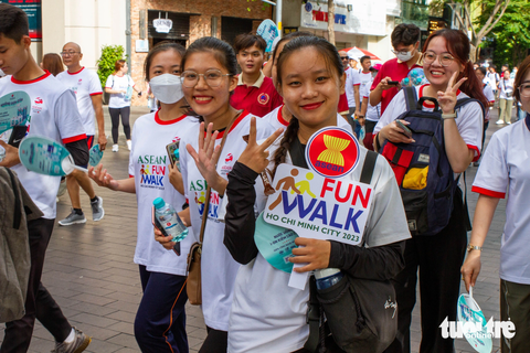 Người tham dự chương trình ASEAN Fun Walk sáng 12-8 tham gia đi bộ 5km quanh khu vực phố đi bộ Nguyễn Huệ - Ảnh: NGỌC ĐỨC Người tham dự chương trình ASEAN Fun Walk sáng 12-8 tham gia đi bộ 5km quanh khu vực phố đi bộ Nguyễn Huệ - Ảnh: NGỌC ĐỨC