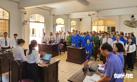 Đề nghị 23-27 năm tù đối với 'trùm buôn lậu' Mười Tường - Ảnh 1. Phiên tòa xét xử "trùm buôn lậu" Mười Tường và 24 đồng phạm đã bước sang phần luận tội - Ảnh: BỬU ĐẤU