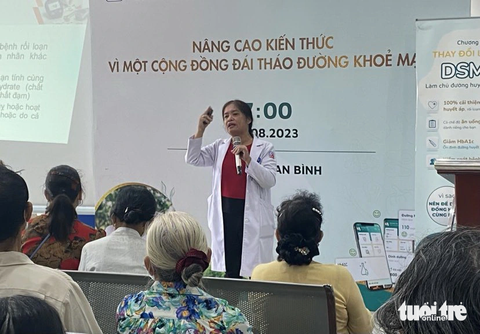 Cứ 10 giây có 1 người chết vì đái tháo đường, nhiều người mắc nhưng không biết - Ảnh 3. Bác sĩ CKII Nguyễn Thị Lệ Hằng - trưởng khoa nội tiết Bệnh viện An Bình (TP.HCM) - thông tin cứ 10 giây toàn thế giới lại có một bệnh nhân chết do các biến chứng liên quan đến đái tháo đường - Ảnh: X.MAI