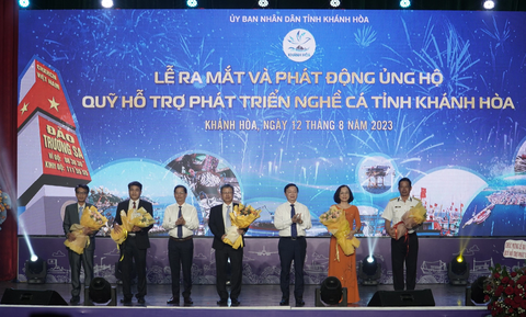 Khánh Hòa ra mắt quỹ hỗ trợ phát triển nghề cá - Ảnh 1. Phó thủ tướng Trần Hồng Hà và chủ tịch UBND tỉnh Khánh Hòa tặng hoa cho hội đồng quản lý Quỹ hỗ trợ phát triển nghề cá Khánh Hòa, nguồn quỹ được kỳ vọng để phát triển kinh tế biển ở Trường Sa - Ảnh: TRẦN HƯỚNG