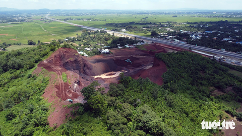Toàn cảnh mỏ đất đắp cho cao tốc Phan Thiết - Dầu Giây bị ‘tuýt còi’ - Ảnh 1. UBND tỉnh Đồng Nai kết luận dự án cải tạo đất nông nghiệp kết hợp thu hồi vật liệu san lấp xây dựng phục vụ thi công đường cao tốc Phan Thiết - Dầu Giây tại đồi Bình Minh (xã Suối Cát, huyện Xuân Lộc) xảy ra nhiều sai phạm - Ảnh: A LỘC