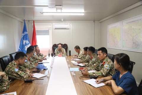 Đội Công binh số 2 của Việt Nam đã đến châu Phi thực hiện nhiệm vụ gìn giữ hòa bình - Ảnh 2. Phiên họp đầu tiên của đội Công binh số 2 tại khu vực đóng quân - Ảnh: NGUYỄN VŨ