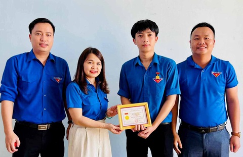 Học sinh cứu người đuối nước được Trung ương Đoàn tặng huy hiệu ‘Tuổi Trẻ dũng cảm’ - Ảnh 1. Bí thư Tỉnh Đoàn Quảng Trị Trần Thị Thu trao huy hiệu Tuổi Trẻ dũng cảm cho em Trương Trần Tuấn Kiệt - học sinh dũng cảm cứu người đuối nước - Ảnh: QUỐC NAM