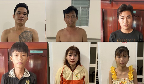 Công an Cần Thơ truy lùng bắt nhóm đâm người trọng thương - Ảnh 1. 6 nghi phạm nhóm Trà Văn Tình tham gia đánh, đâm người trọng thương trong quán karaoke bị tạm giữ - Ảnh: Công an cung cấp