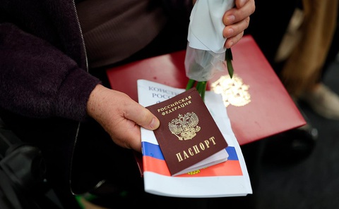 Matxcơva triệt phá đường dây làm giả quốc tịch cho người Ukraine - Ảnh 1. Một đường dây làm giả quốc tịch Nga cho những người Ukraine vừa bị triệt phá tại thủ đô Matxcơva - Ảnh: RBC