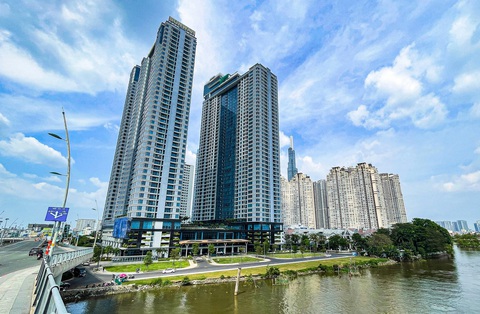 Một đoạn đường ven sông gần cầu Thủ Thiêm 1, TP.HCM - Ảnh: CHÂU TUẤN Một đoạn đường ven sông gần cầu Thủ Thiêm 1, TP.HCM - Ảnh: CHÂU TUẤN