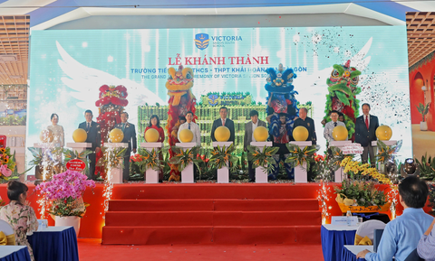 Trường Victoria school khánh thành, mở ra năm học đầu tiên với mô hình happy school - Ảnh 1. Các đại biểu thực hiện nghi thức khánh thành Trường Tiểu học-THCS-THPT Khải Hoàn - Nam Sài Gòn (Victoria School).
