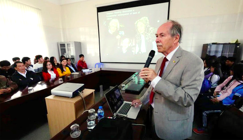 GS Gerard t'Hooft (Nobel Vật lý 1999): Phải cực kỳ kiên nhẫn với những gì theo đuổi - Ảnh 3. Giáo sư Gerard ‘t Hooft chia sẻ kiến thức vật lý tại Đà Lạt ngày 7-5-2018 - Ảnh: M.VINH