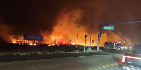 Hỏa ngục Hawaii - Ảnh 5. -Lửa cháy rừng rực ở Lahaina, tối 9-8 Ảnh: REUTERS
